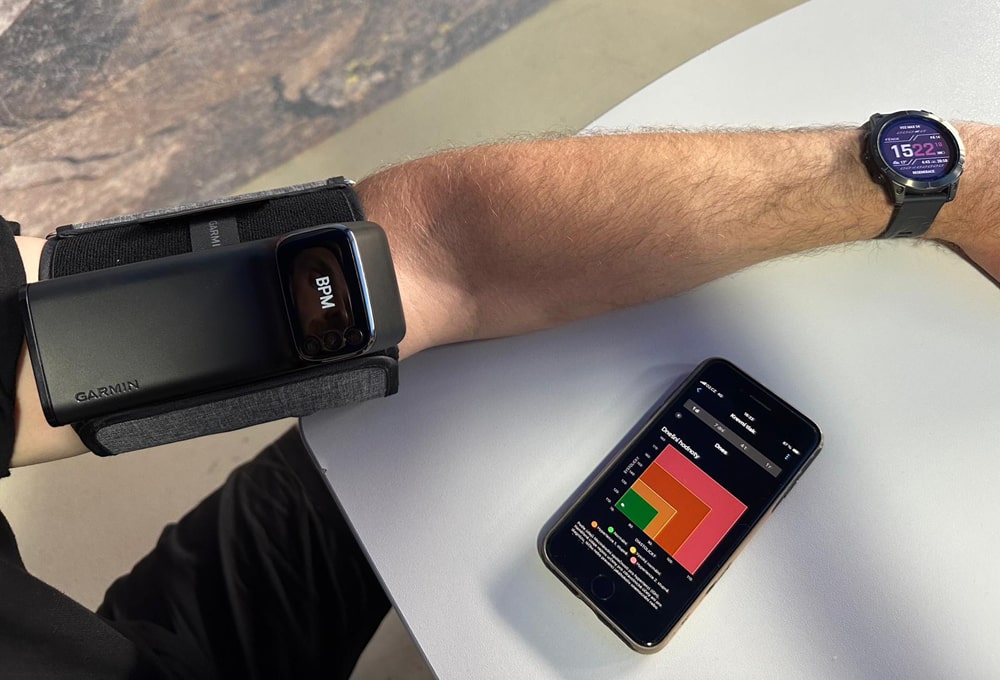 garmin tlakomer na  ruce s hodinkami Fenix7 a aplikace Garmin Connect